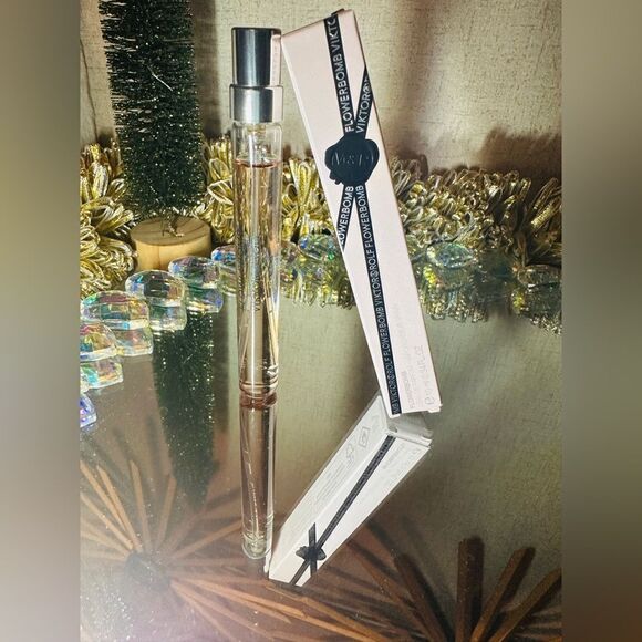 VIKTOR & ROLF FLOWERBOMB - A Burst of Floral Luxury - Picture 11 of 16